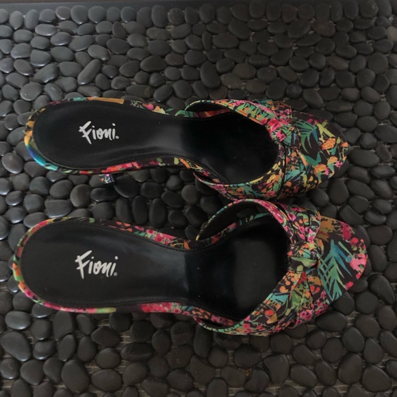 Super cute floral fabric Fioni pumps for summer. Size 7. Like new condition. - Picture 1 of 3